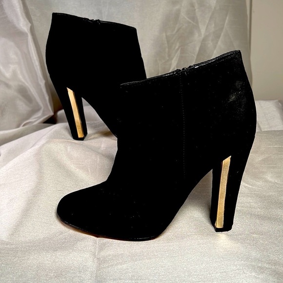 Size 10 Aldo Call It Spring Black Nubuck Ankle Booties - Gold Heel Accents EUC - Picture 1 of 8
